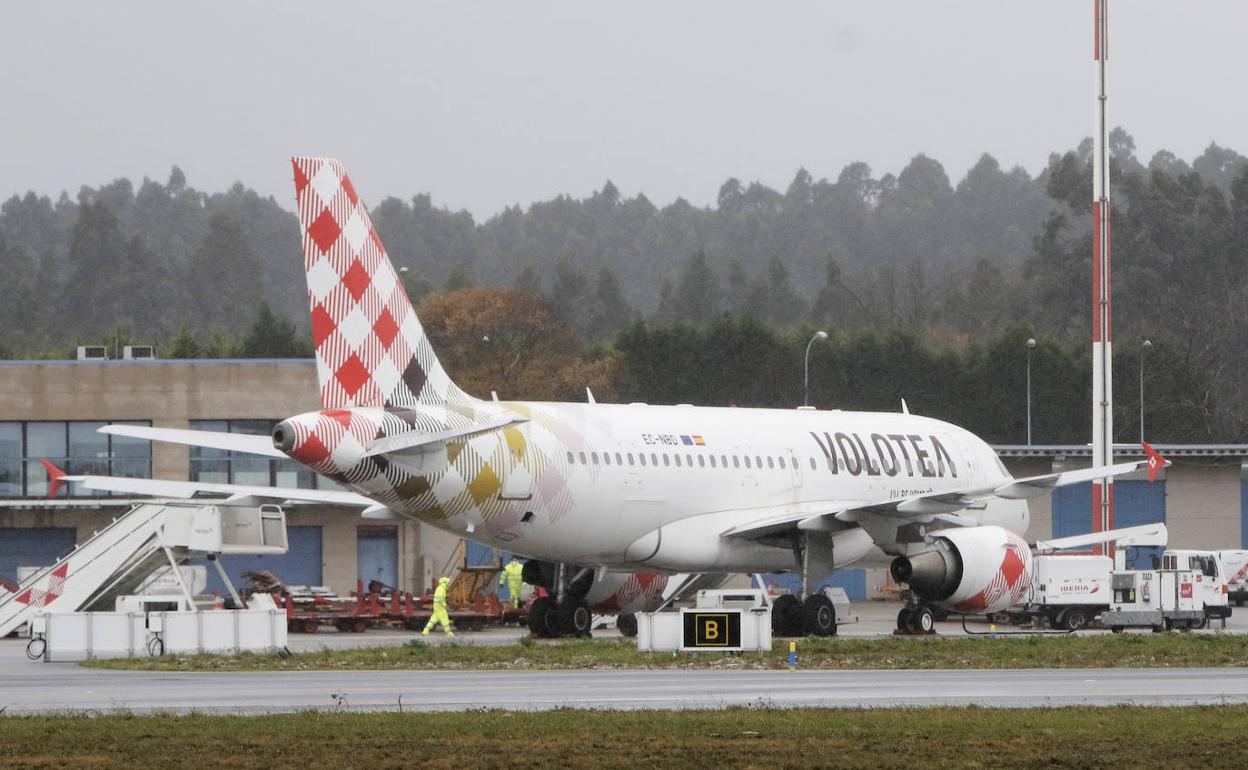 Una avión de Volotea en el aeropuerto de Asturias.