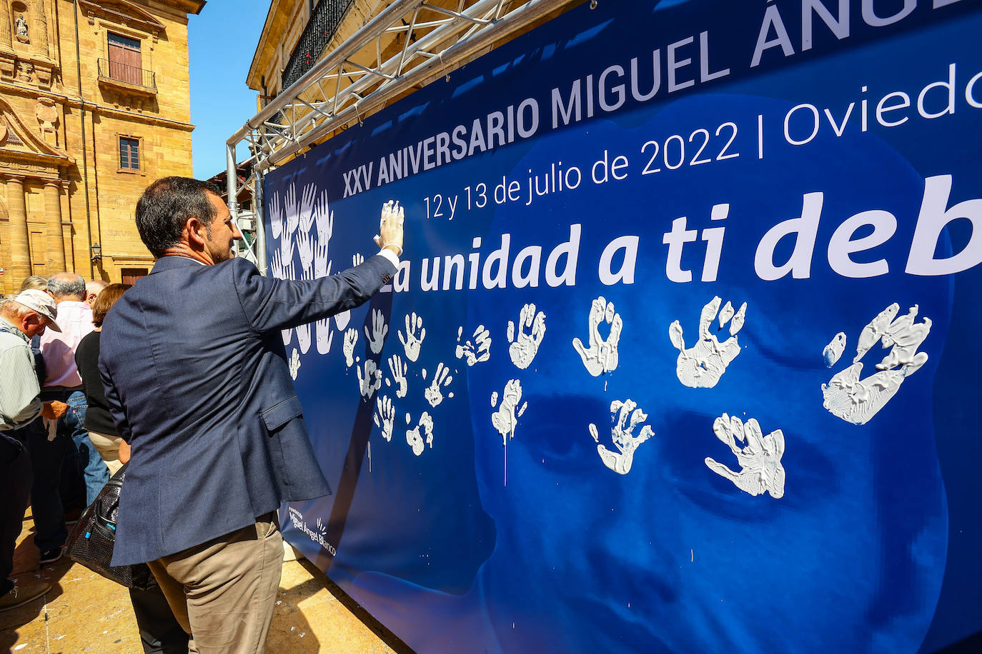 Fotos: Manos blancas en Oviedo para recordar a Miguel Ángel Blanco