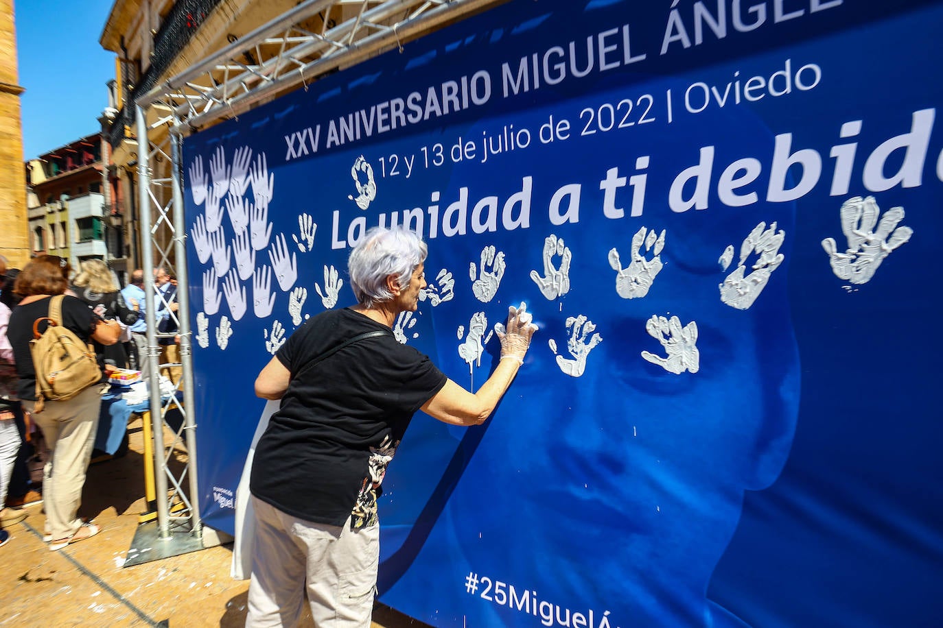 Fotos: Manos blancas en Oviedo para recordar a Miguel Ángel Blanco