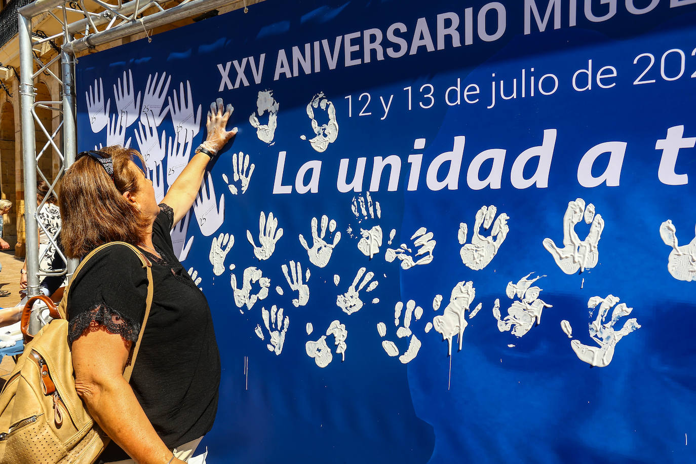 Fotos: Manos blancas en Oviedo para recordar a Miguel Ángel Blanco