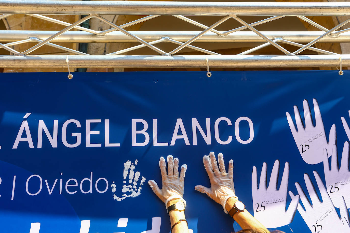 Fotos: Manos blancas en Oviedo para recordar a Miguel Ángel Blanco