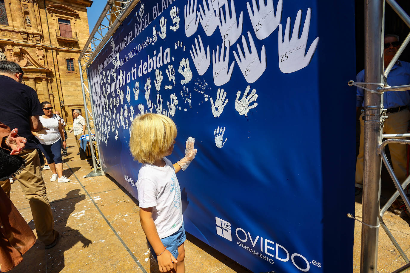 Fotos: Manos blancas en Oviedo para recordar a Miguel Ángel Blanco
