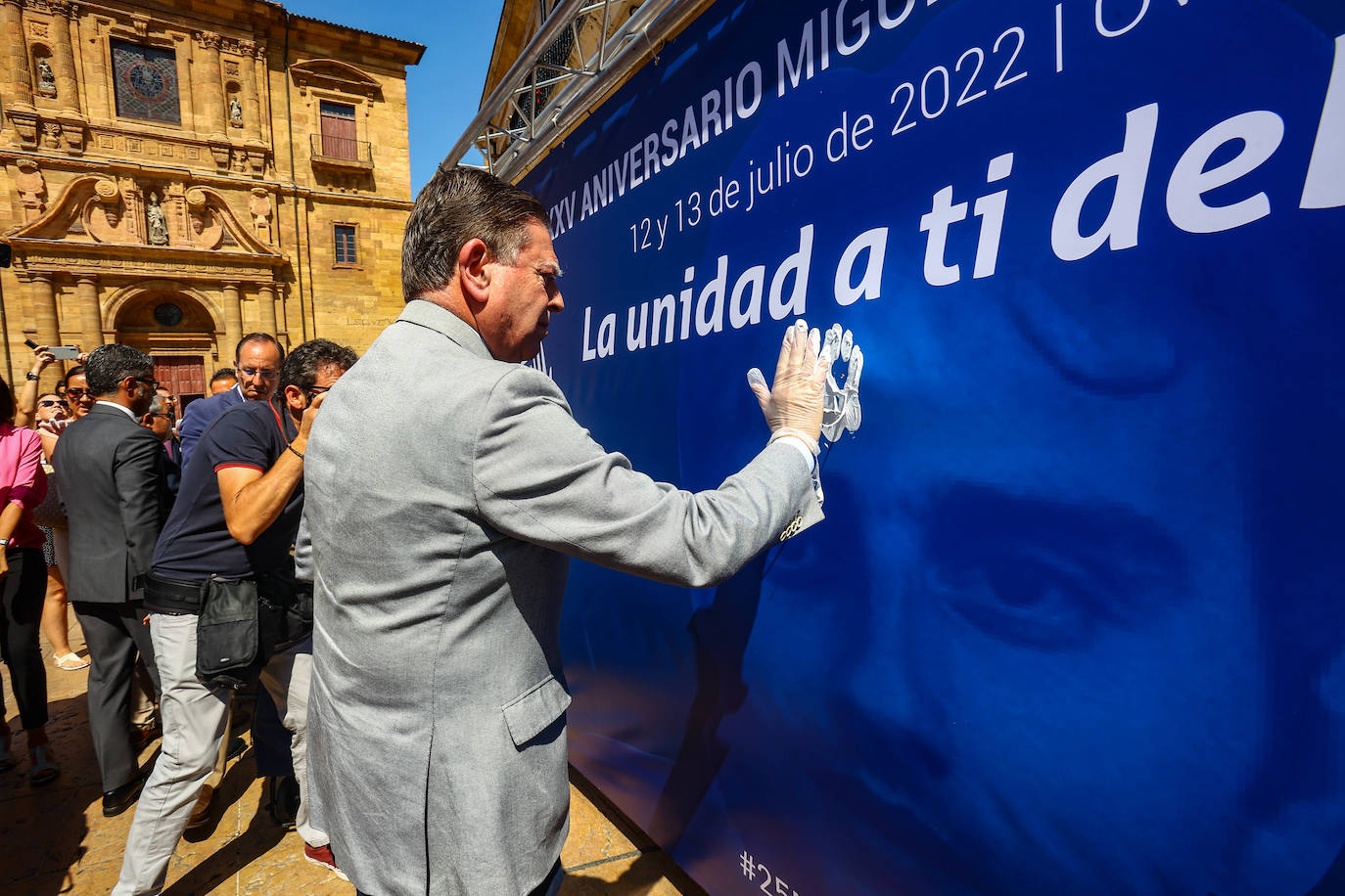 Fotos: Manos blancas en Oviedo para recordar a Miguel Ángel Blanco