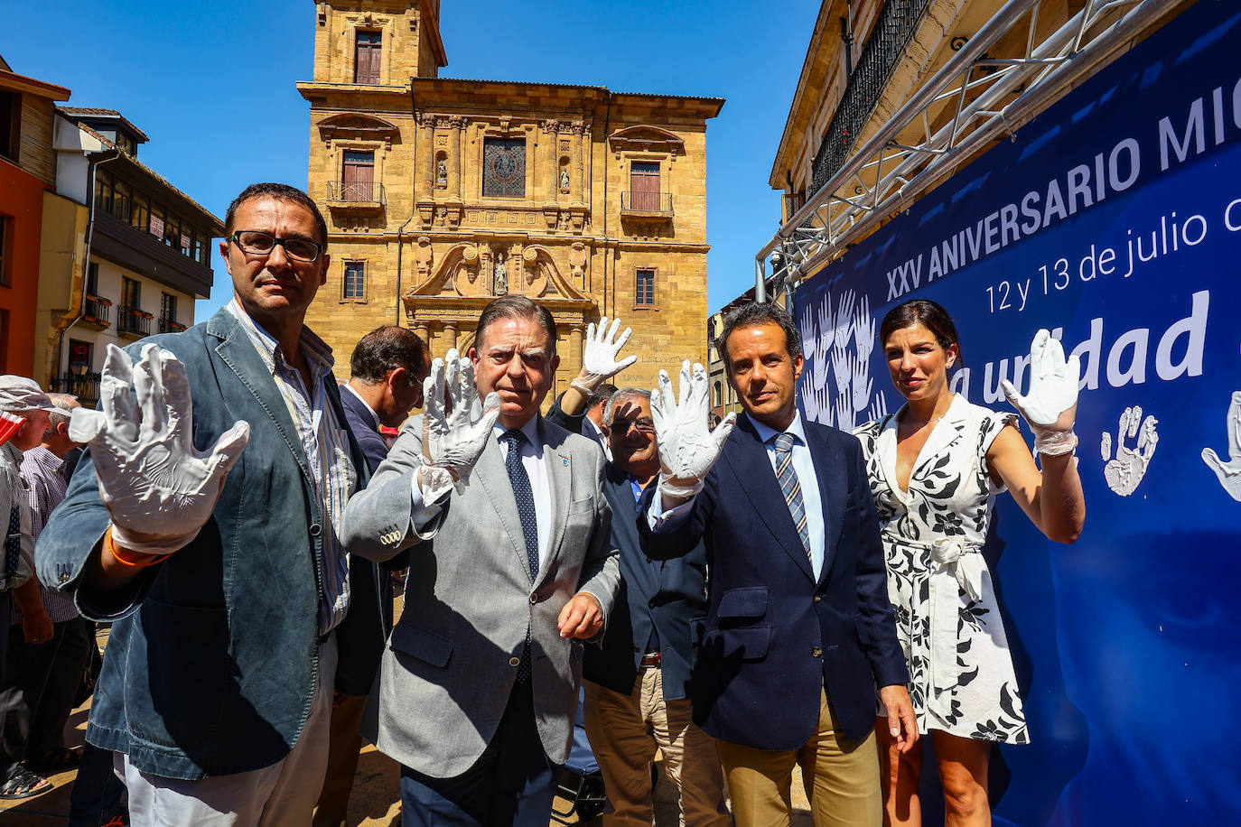 Fotos: Manos blancas en Oviedo para recordar a Miguel Ángel Blanco