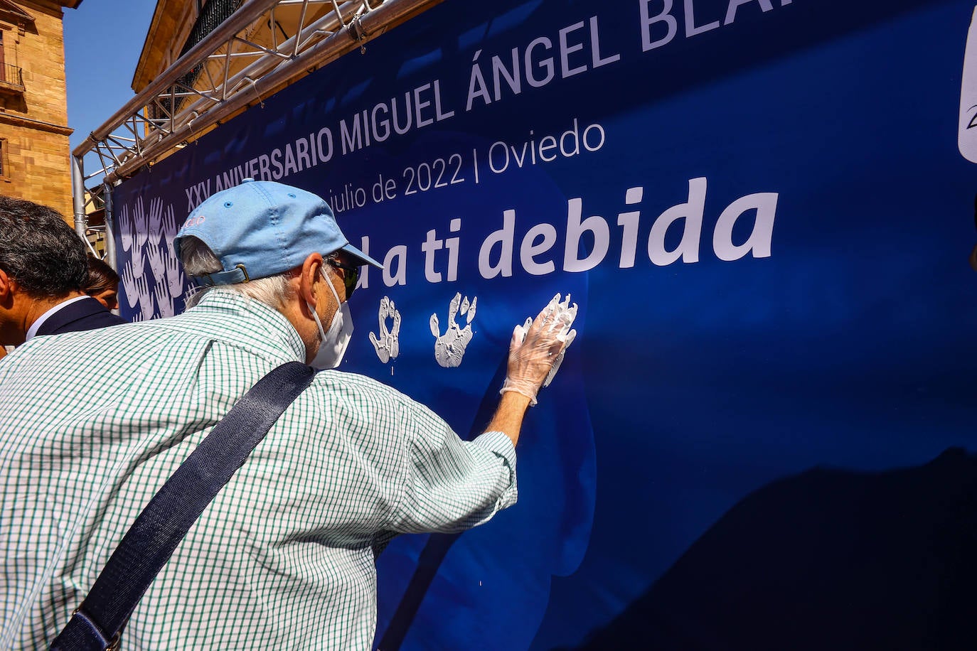 Fotos: Manos blancas en Oviedo para recordar a Miguel Ángel Blanco