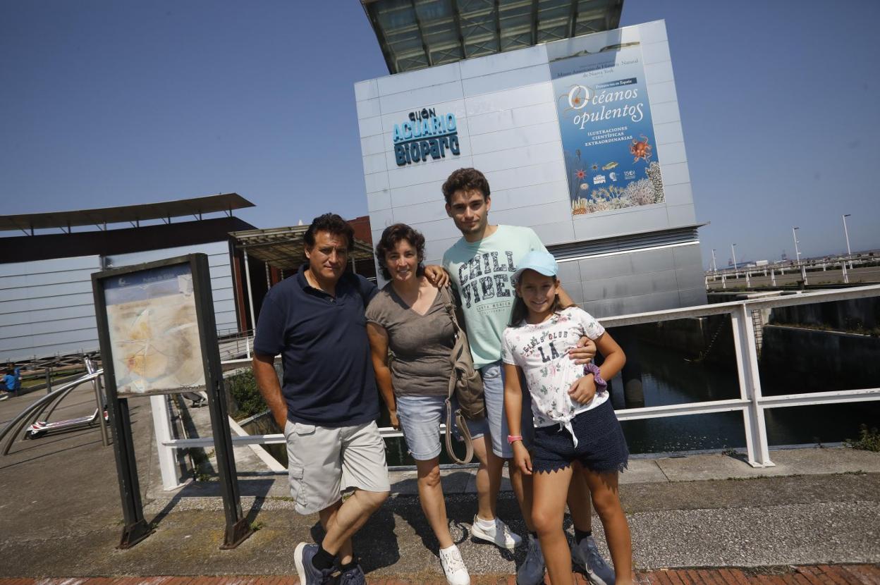 Manuel Sanz y Toñi Granados, con sus hijos, Ismael y Alicia, junto al Acuario. 