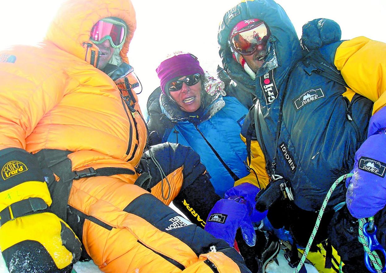 Foto de cima de Edurne Pasaban en el Manaslu, uno de los dos ochomiles que Jugalski asegura que no ha hollado. 