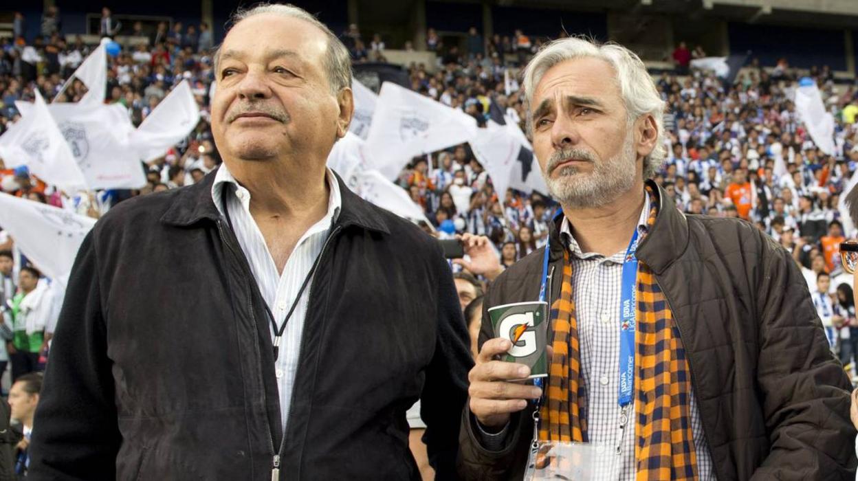 Los propietarios de los grupos Carso y Pachuca, Carlos Slim y Jesús Martínez, respectivamente, antes del comienzo de un encuentro de la Liga mexicana.