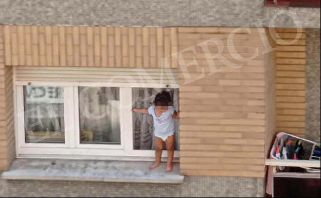 Un niño de dos años se sube al alféizar de la ventana en el barrio de Laviada y permanece allí unos 20 minutos.