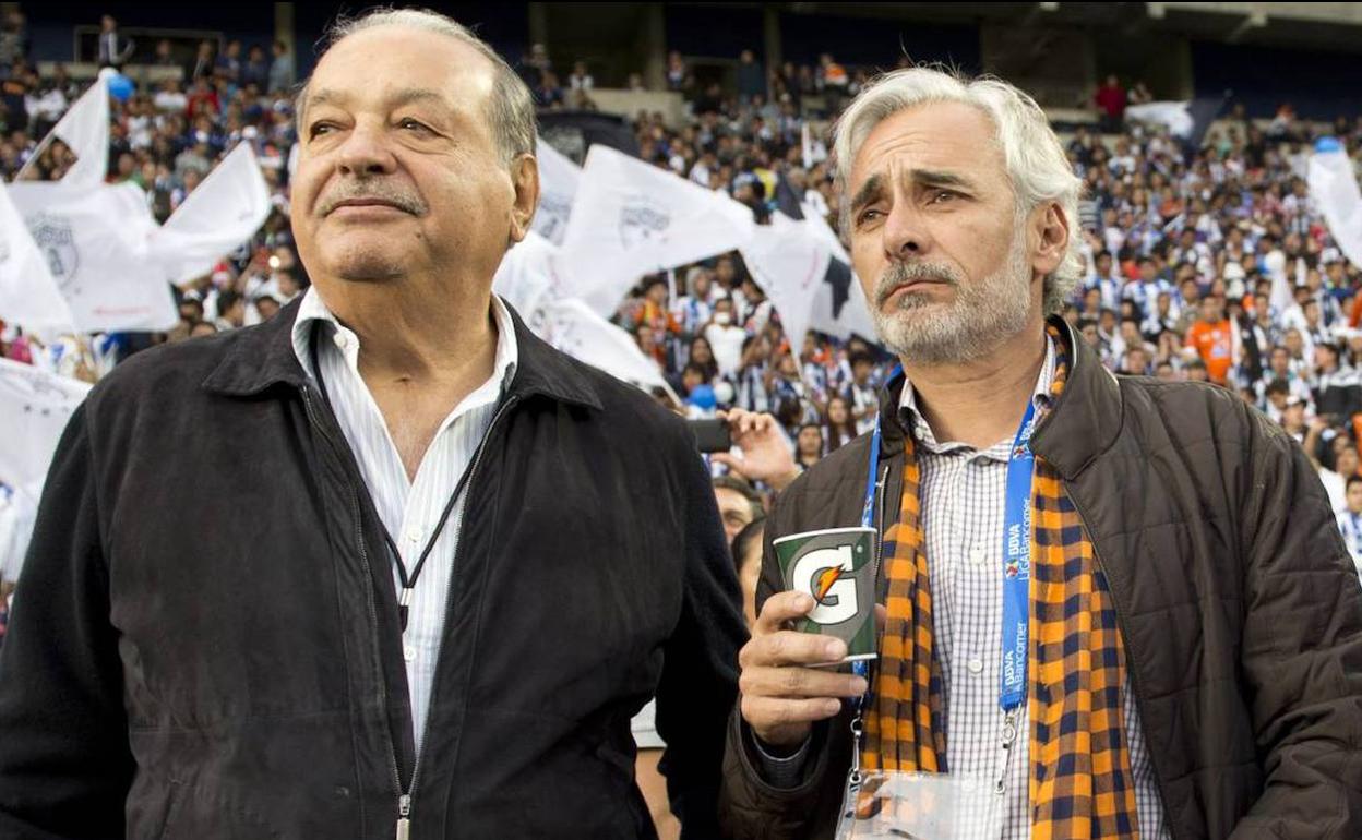 Los propietarios de los grupos Carso y Pachuca, Carlos Slim y Jesús Martínez, respectivamente, antes del comienzo de un encuentro de la Liga mexicana.