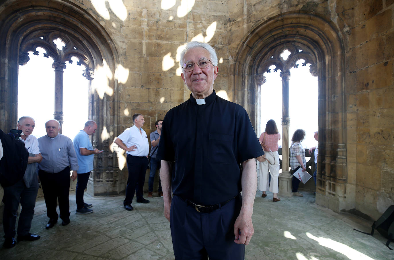 El deán Benito Gallego durante una visita con el personal de la Gran Basílica Metropolitana