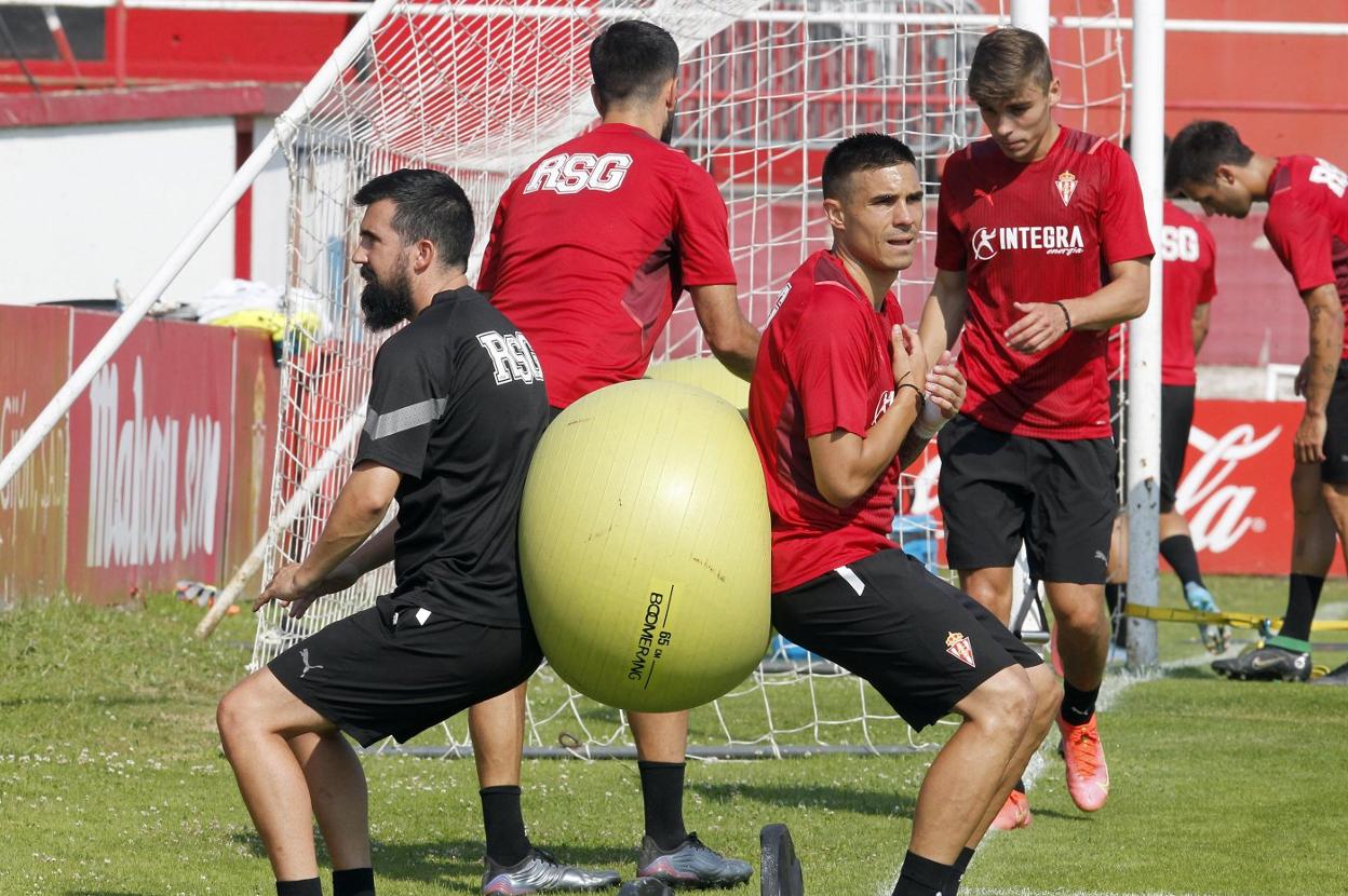 Djuka, que quiere resolver su futuro en el Sporting a lo largo de las próximas semanas, durante el entrenamiento matinal de ayer en Mareo.