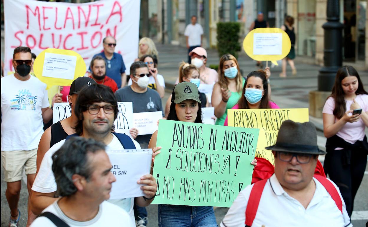 Solicitantes de las ayudas al alquiler, en su marcha por las calles de Oviedo, este miércoles. 