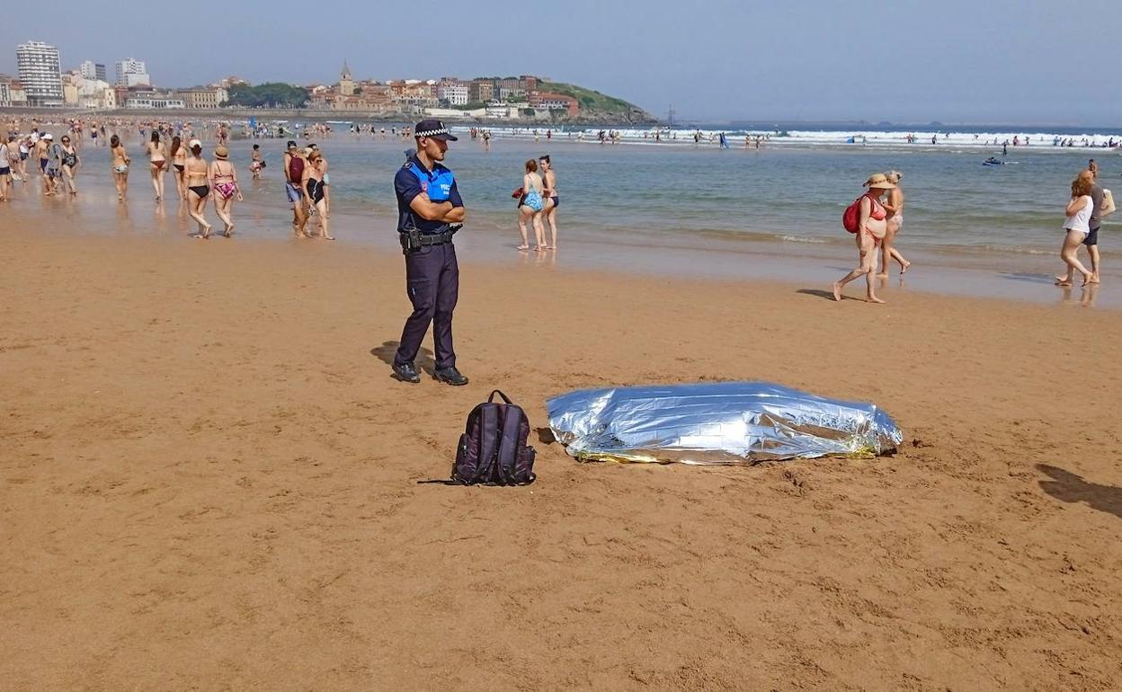Fallece un hombre en la playa de San lorenzo.