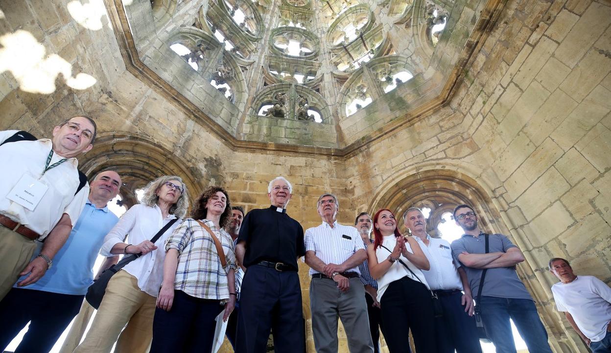 El deán, Benito Gallego, y el arquitecto Jorge Hevia, en el centro de la imagen, junto a técnicos y colaboradores de la Catedral, en el cuerpo renacentista de la torre. 