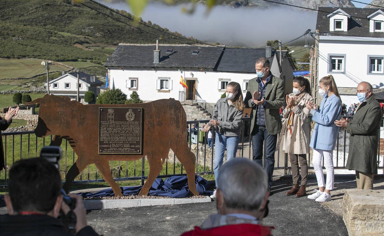 Los Reyes y sus hijas, en Santa María del Puerto, ganadores en 2021. 