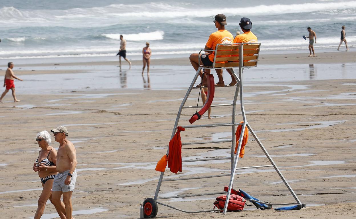 Dos socorristas vigilan esta tarde la playa de Salinas. 