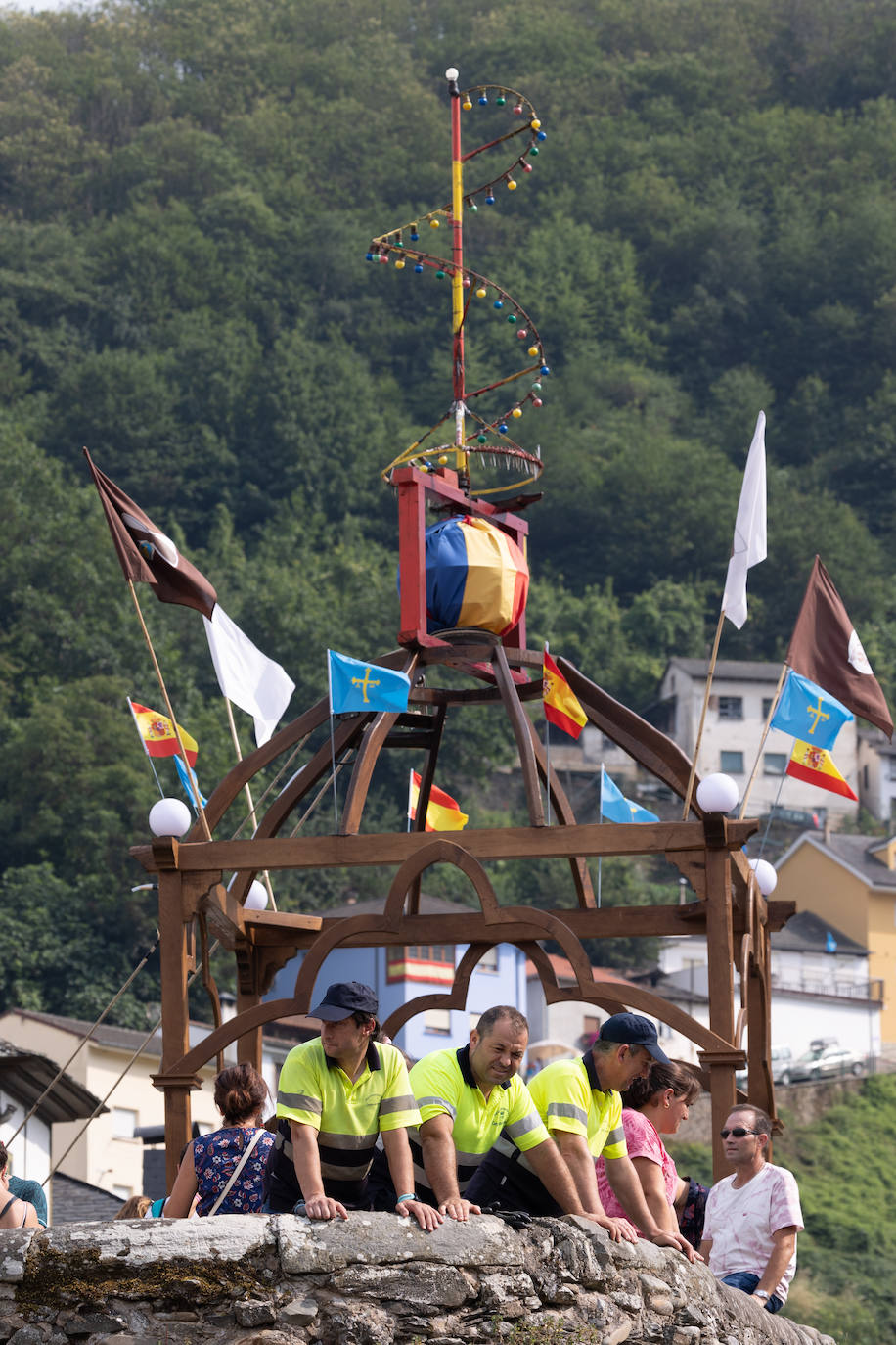 Fotos: Cangas se da un baño antes de la Descarga