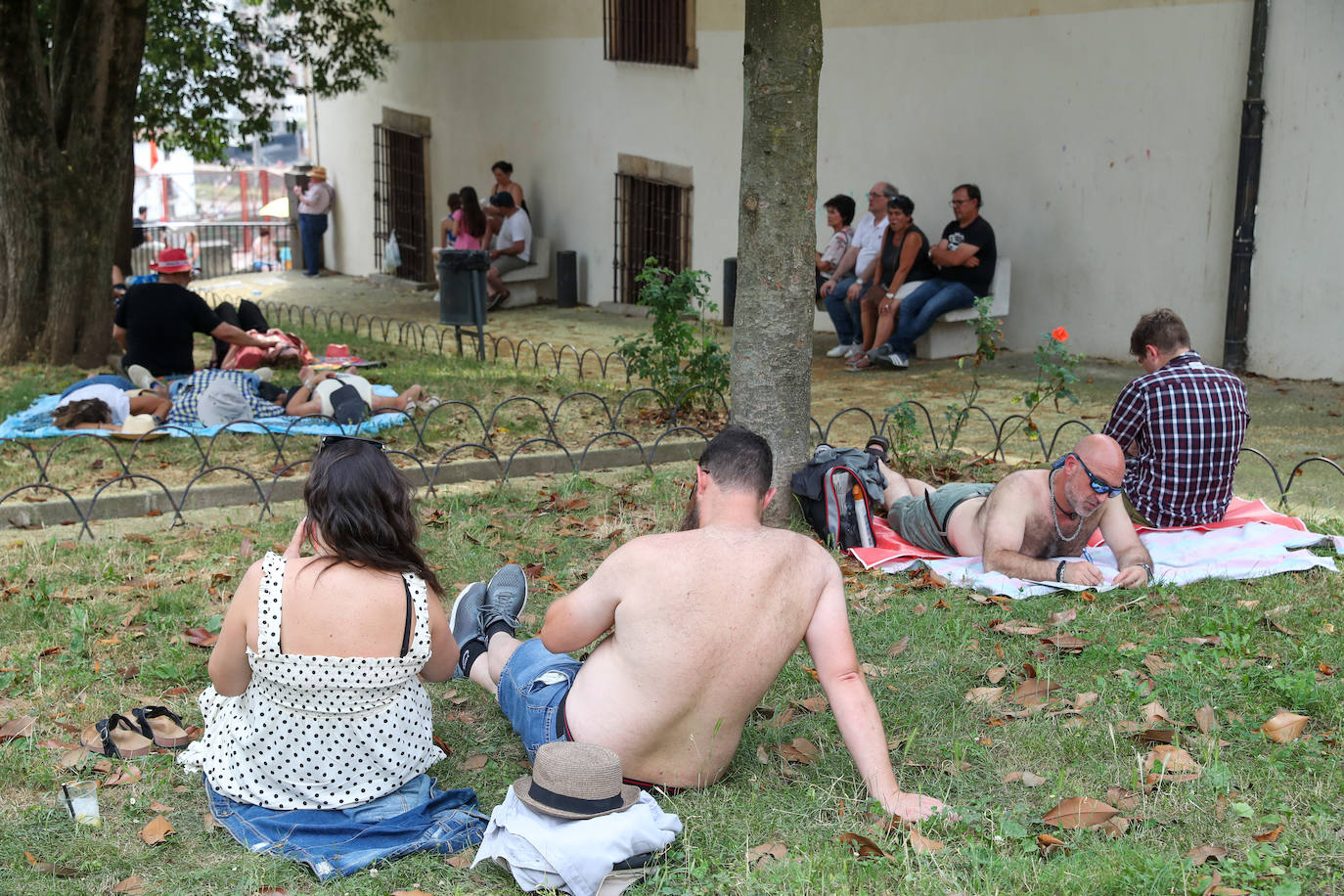 Fotos: Cangas se da un baño antes de la Descarga