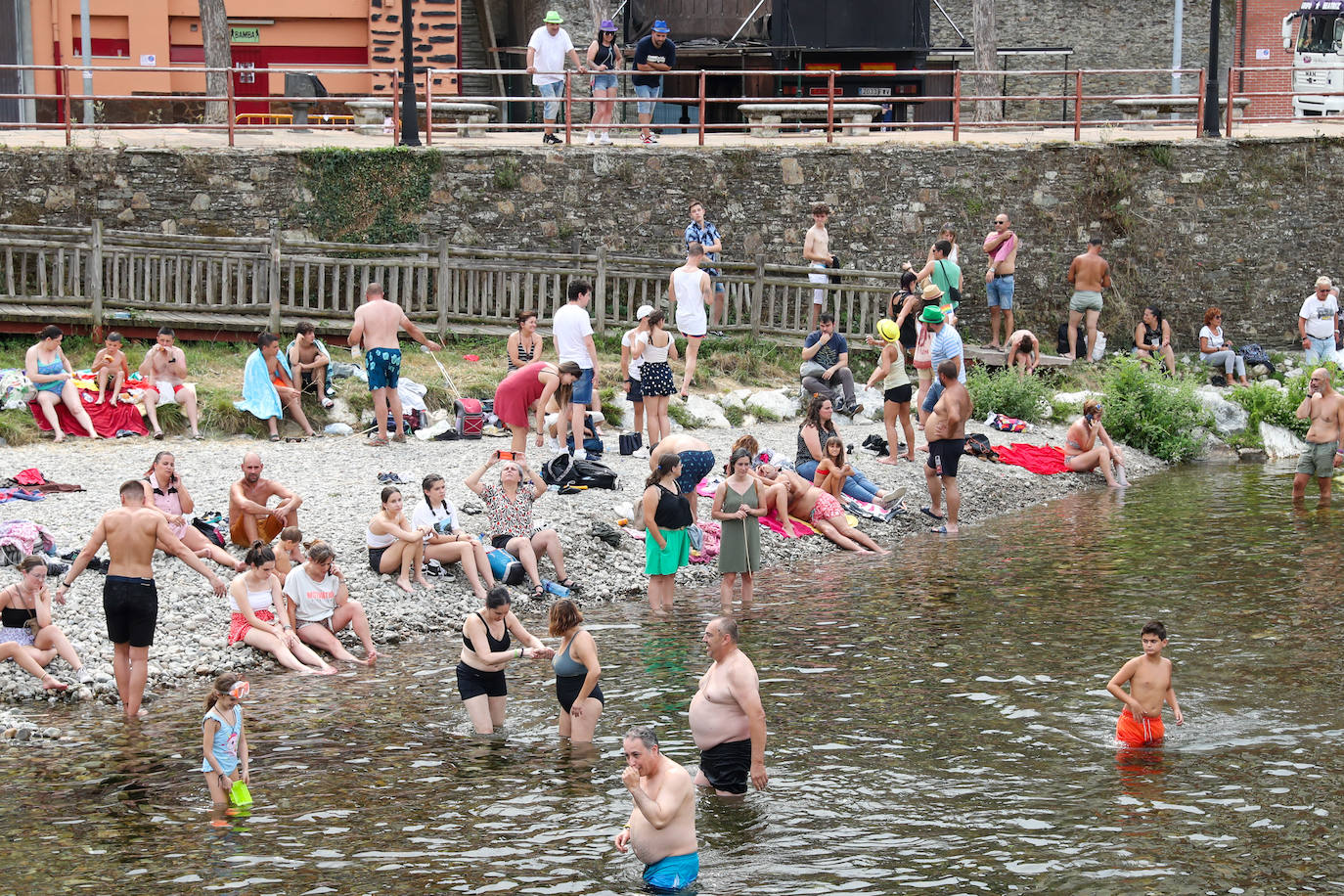Fotos: A remojo para mitigar el calor en Asturias