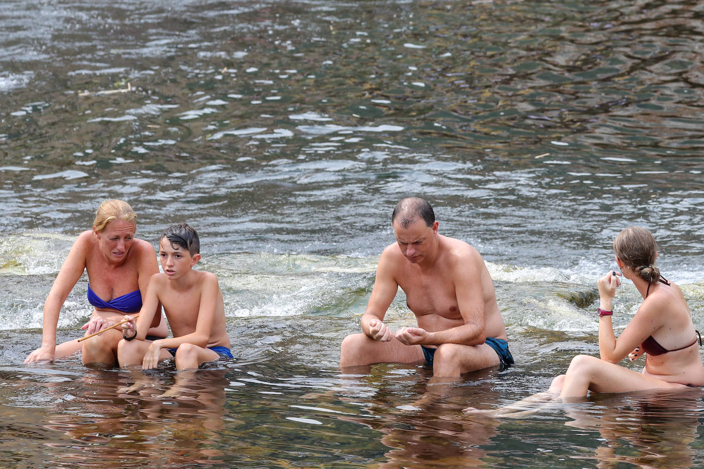 Fotos: A remojo para mitigar el calor en Asturias