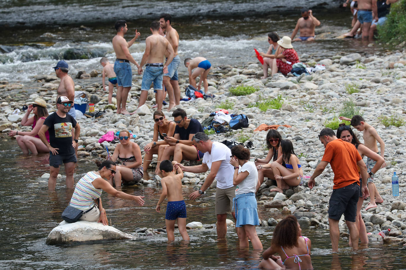 Fotos: A remojo para mitigar el calor en Asturias