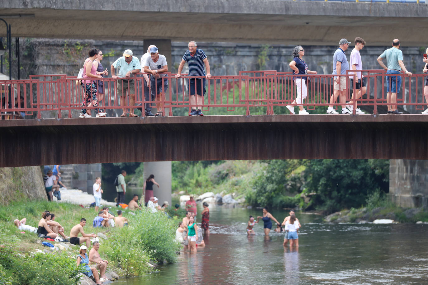 Fotos: Cangas se da un baño antes de la Descarga