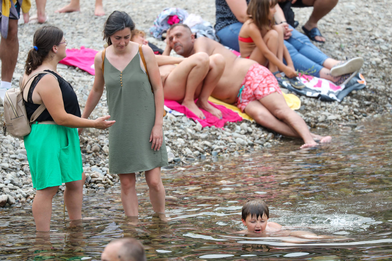 Fotos: Cangas se da un baño antes de la Descarga