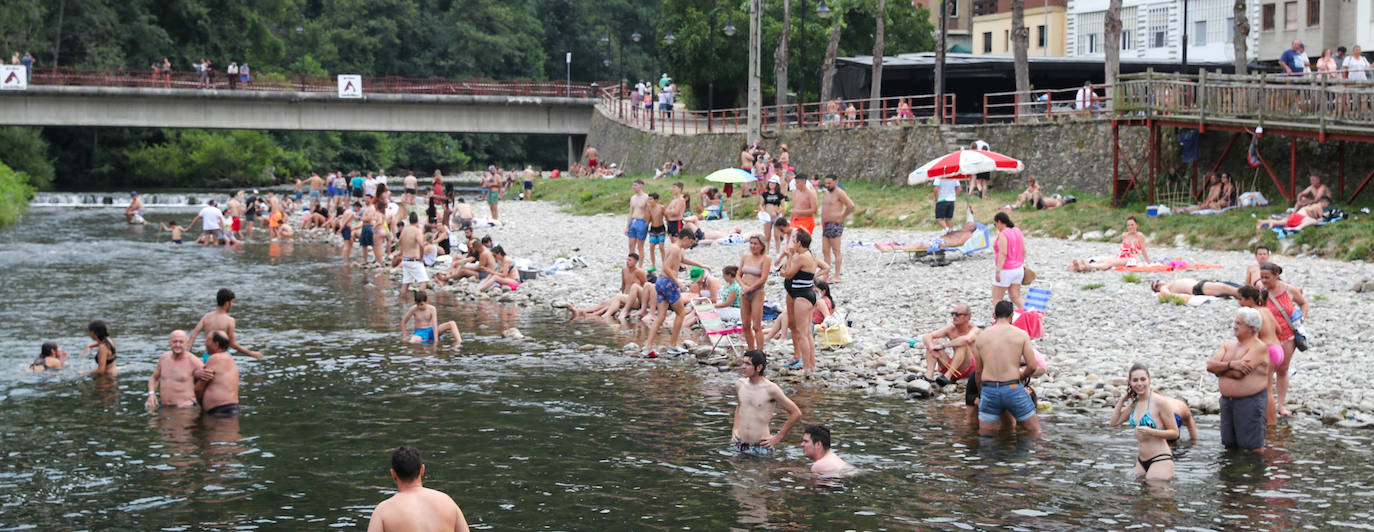 Fotos: A remojo para mitigar el calor en Asturias