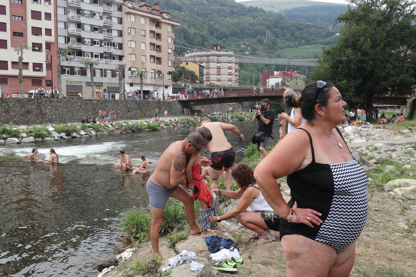 Fotos: A remojo para mitigar el calor en Asturias