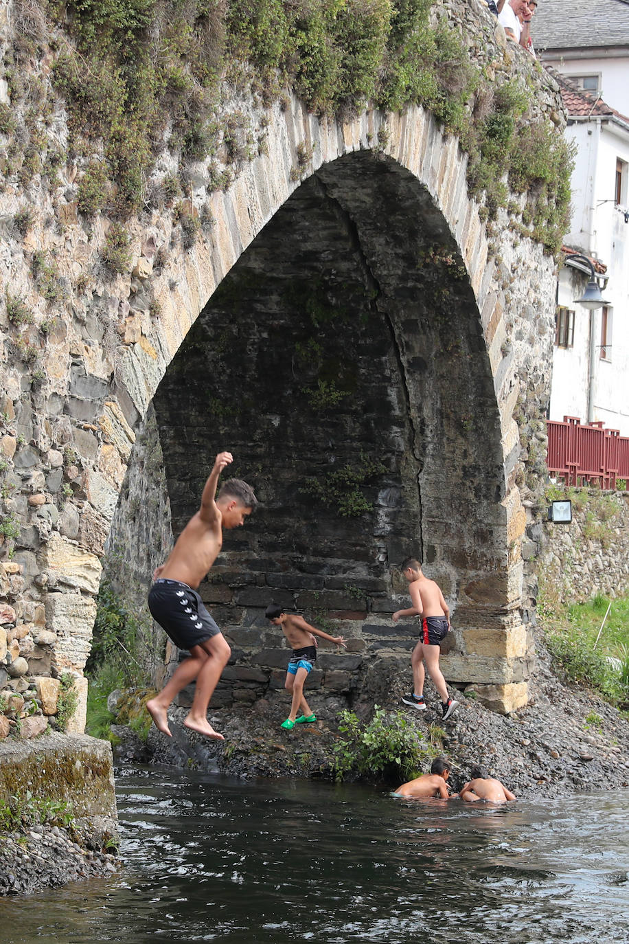 Fotos: Cangas se da un baño antes de la Descarga