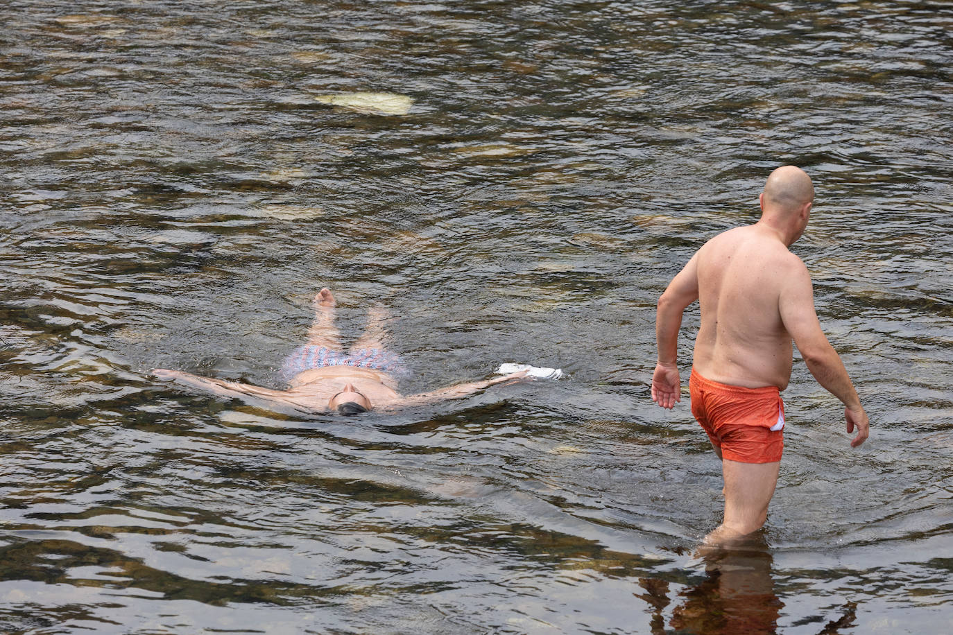 Fotos: Cangas se da un baño antes de la Descarga