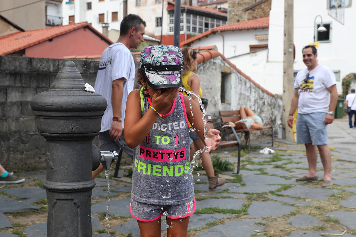 Fotos: A remojo para mitigar el calor en Asturias