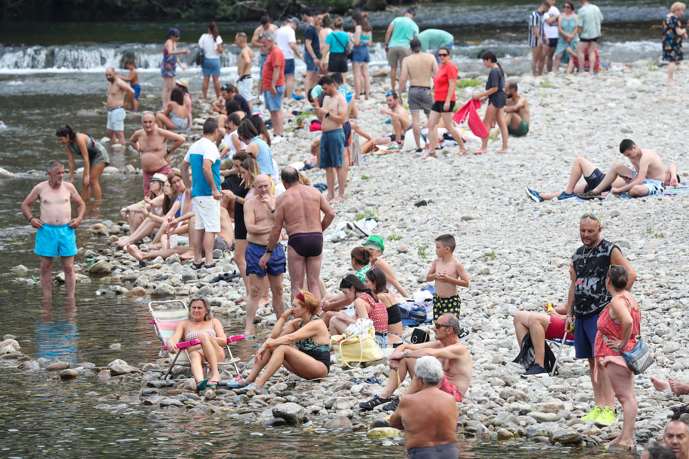 Fotos: A remojo para mitigar el calor en Asturias
