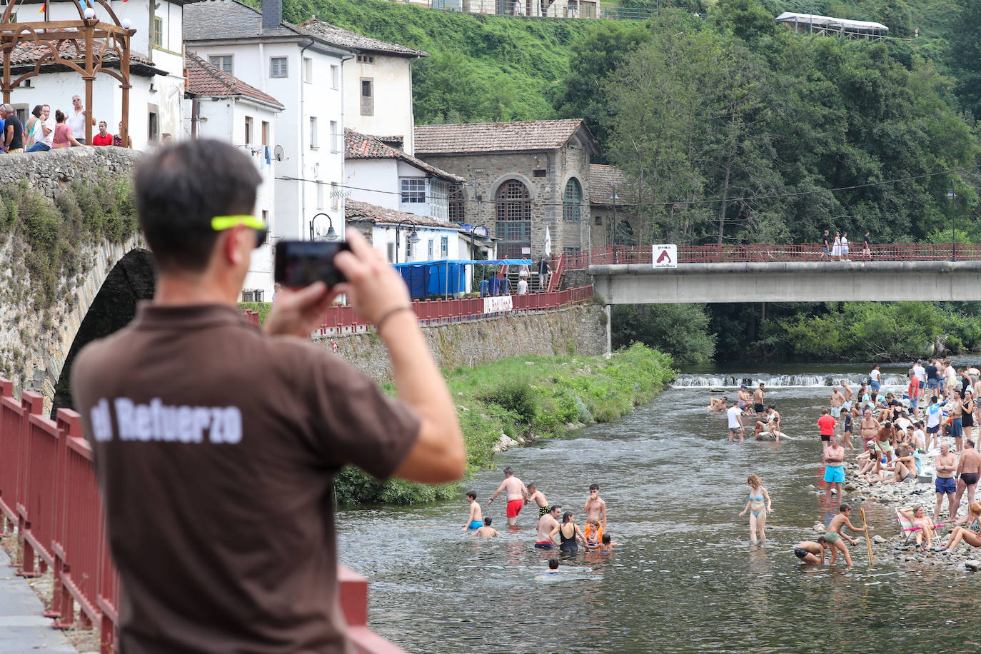 Fotos: Cangas se da un baño antes de la Descarga