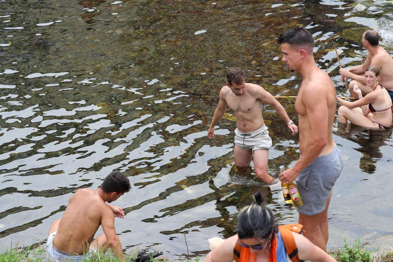 Fotos: A remojo para mitigar el calor en Asturias
