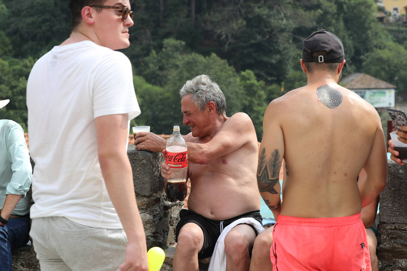 Fotos: Cangas se da un baño antes de la Descarga