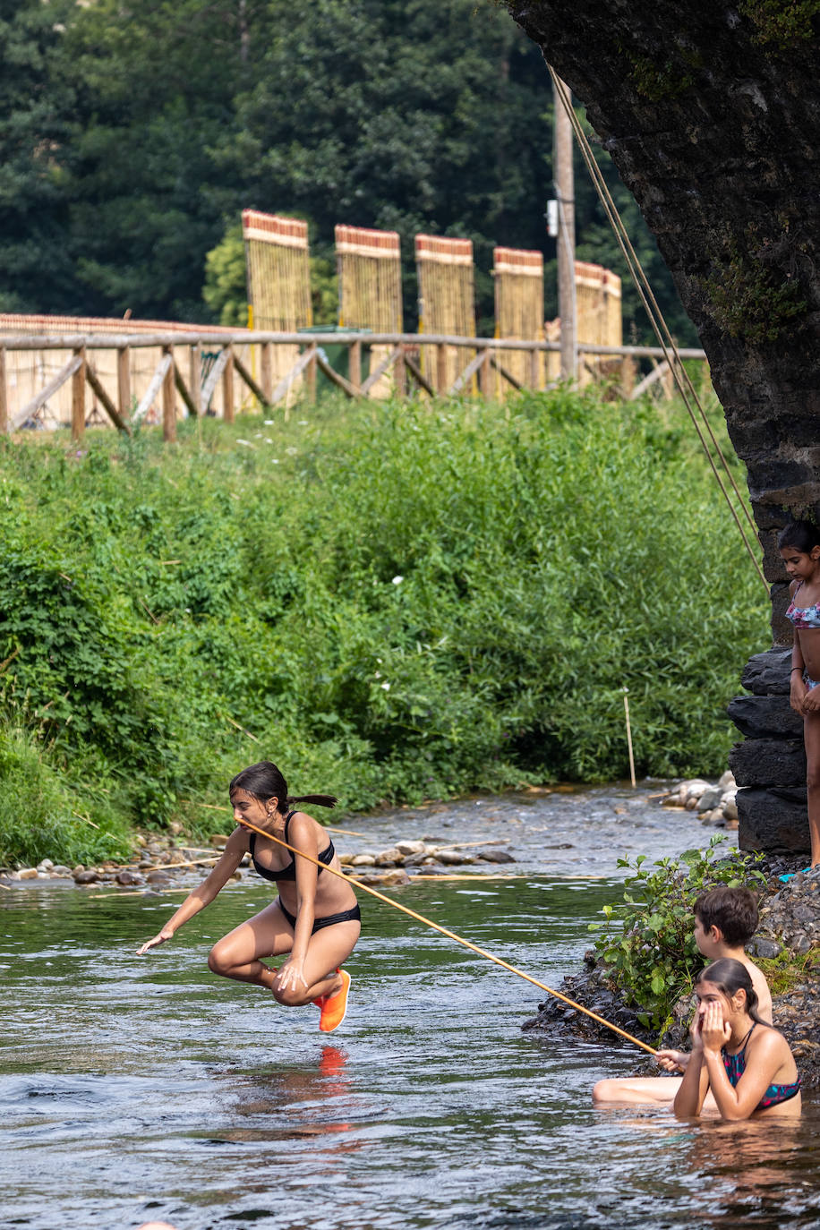 Fotos: A remojo para mitigar el calor en Asturias