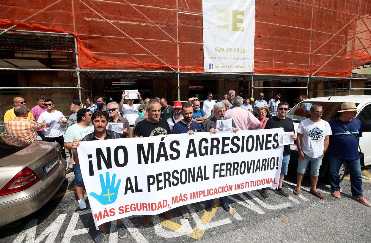 Los trabajadores ferroviarios asturianos se concentraron ayer en Oviedo para reclamar mayor seguridad durante el ejercicio de sus funciones. 
