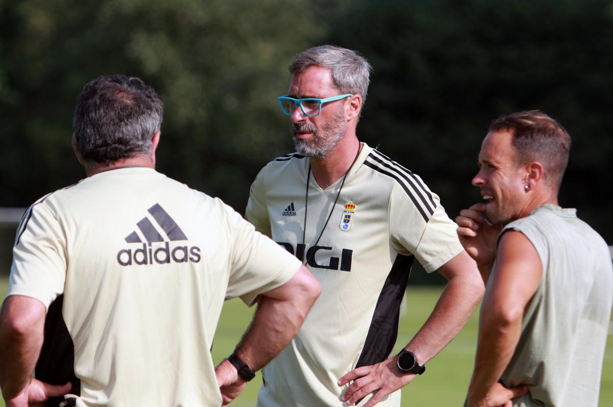El técnico Jon Pérez 'Bolo' supervisa el trabajo de sus jugadores en El Requexón. 