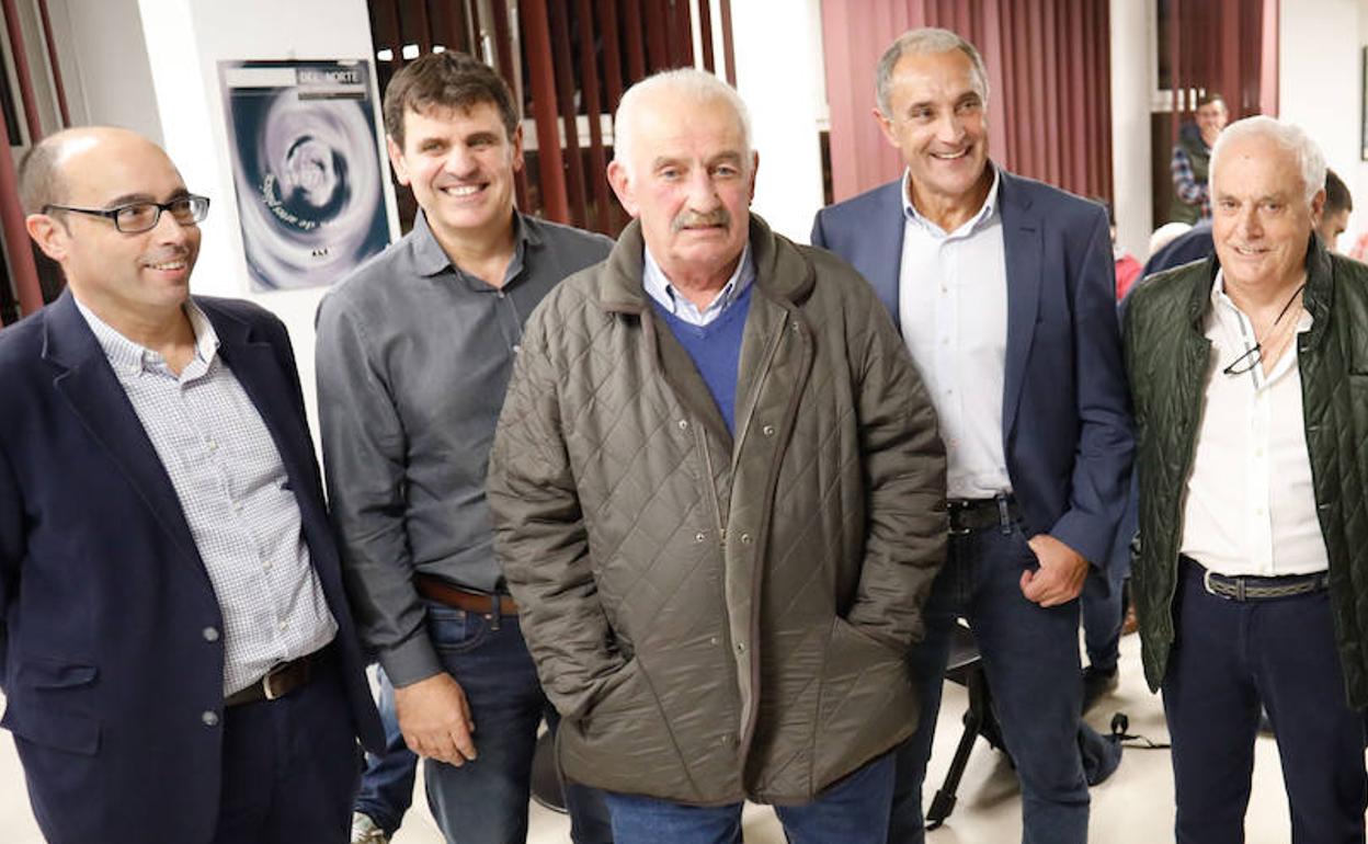 José Ramón García 'Chato', el tercero por la izquierda, en uno de los actos conmemorativos del 50 aniversario del Gijón Industrial en 2019.