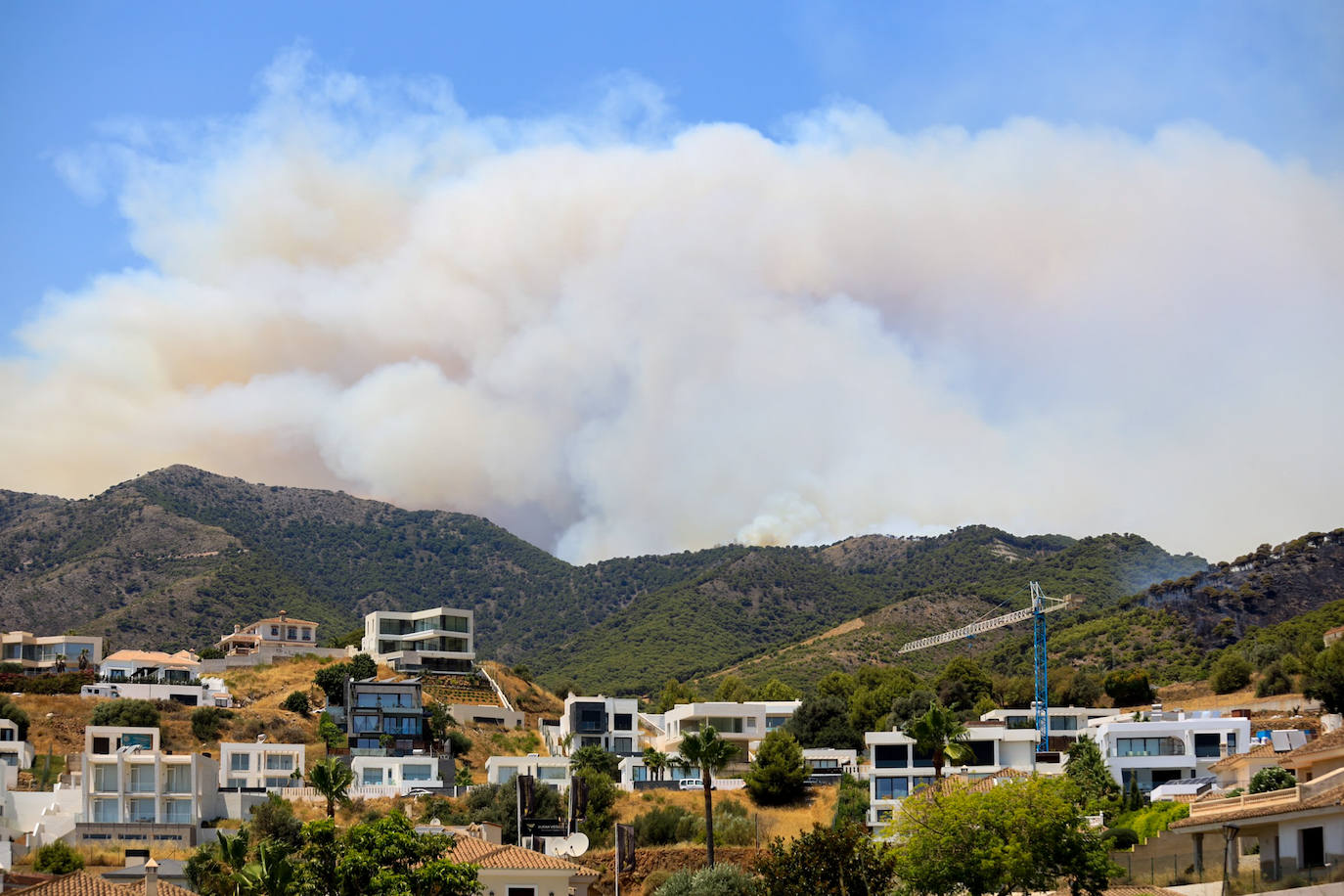 Málaga. La situación también es crítica en esta provincia, donde ya se superan las 3.000 personas evacuadas. El fuego no ha dado tregua a los efectivos forestales en la Sierra de Mijas ya que las condiciones para las tareas de extinción son extremadamente difíciles dada la orografía, las condiciones climatológicas y la superficie repleta de pinares. Todos estos factores provocaron que este viernes las llamas se propagaran hasta los 50 metros por minuto.