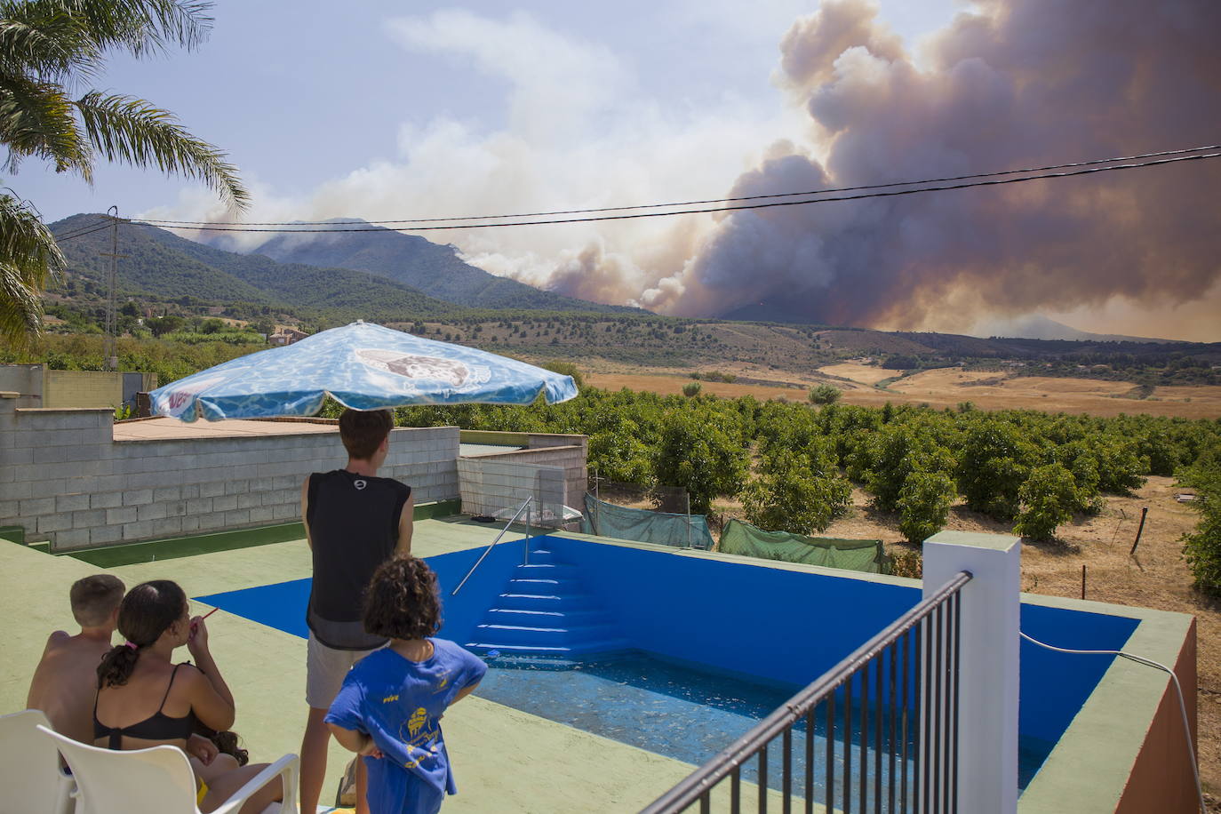 Málaga. La situación también es crítica en esta provincia, donde ya se superan las 3.000 personas evacuadas. El fuego no ha dado tregua a los efectivos forestales en la Sierra de Mijas ya que las condiciones para las tareas de extinción son extremadamente difíciles dada la orografía, las condiciones climatológicas y la superficie repleta de pinares. Todos estos factores provocaron que este viernes las llamas se propagaran hasta los 50 metros por minuto.