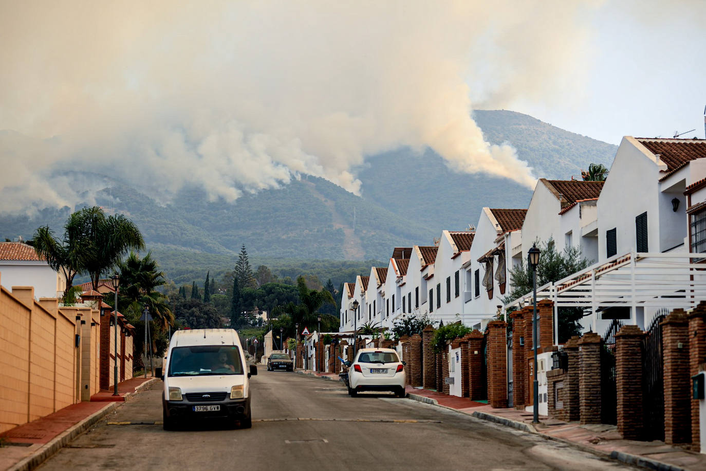 Málaga. La situación también es crítica en esta provincia, donde ya se superan las 3.000 personas evacuadas. El fuego no ha dado tregua a los efectivos forestales en la Sierra de Mijas ya que las condiciones para las tareas de extinción son extremadamente difíciles dada la orografía, las condiciones climatológicas y la superficie repleta de pinares. Todos estos factores provocaron que este viernes las llamas se propagaran hasta los 50 metros por minuto.