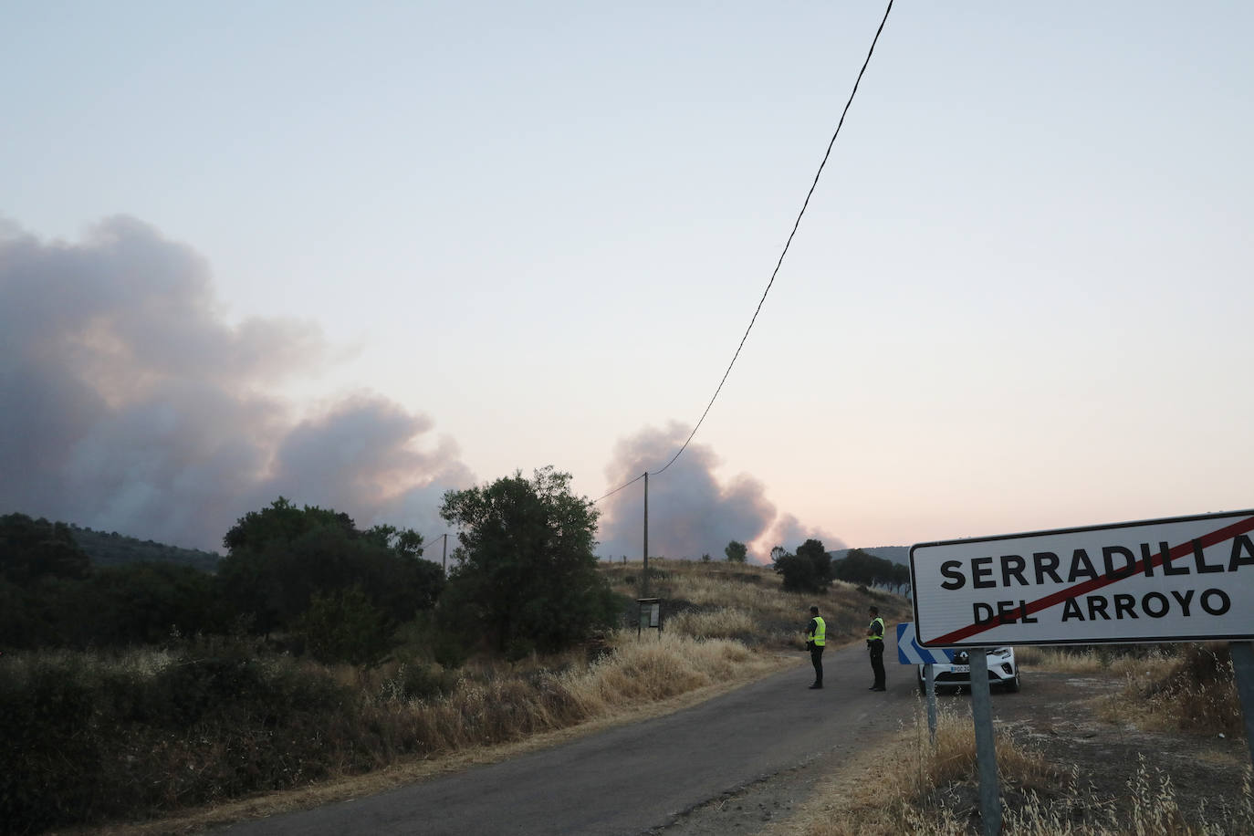 Salamanca. Un operativo de unas mil personas trabajan para estabilizar el incendio en la zona de Monsagro. Unas labores que se desarrollan pendientes del viento, las altas temperaturas y las posibilidades de inversión térmica que pueden producirse y complicar la situación. En la zona de Monsagro se han visto afectadas más de 2.500 hectáreas.