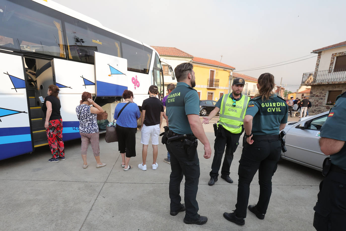 Salamanca. Un operativo de unas mil personas trabajan para estabilizar el incendio en la zona de Monsagro. Unas labores que se desarrollan pendientes del viento, las altas temperaturas y las posibilidades de inversión térmica que pueden producirse y complicar la situación. En la zona de Monsagro se han visto afectadas más de 2.500 hectáreas.