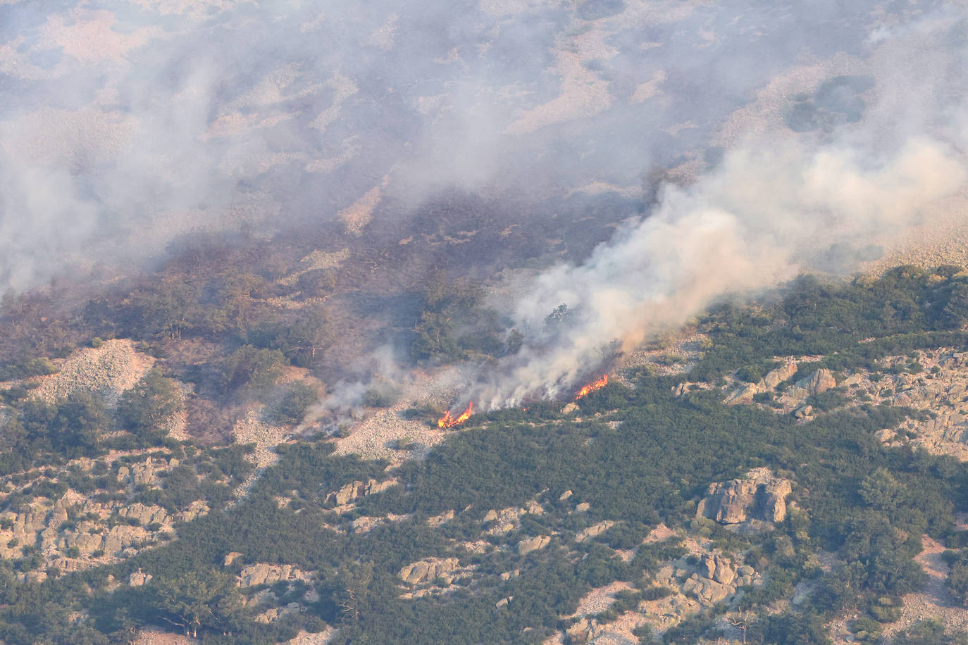 Salamanca. Un operativo de unas mil personas trabajan para estabilizar el incendio en la zona de Monsagro. Unas labores que se desarrollan pendientes del viento, las altas temperaturas y las posibilidades de inversión térmica que pueden producirse y complicar la situación. En la zona de Monsagro se han visto afectadas más de 2.500 hectáreas.