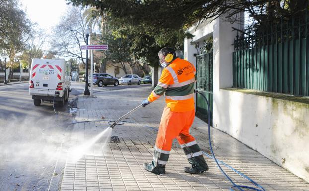 Operarios de Emulsa baldean las calles de Gijón 