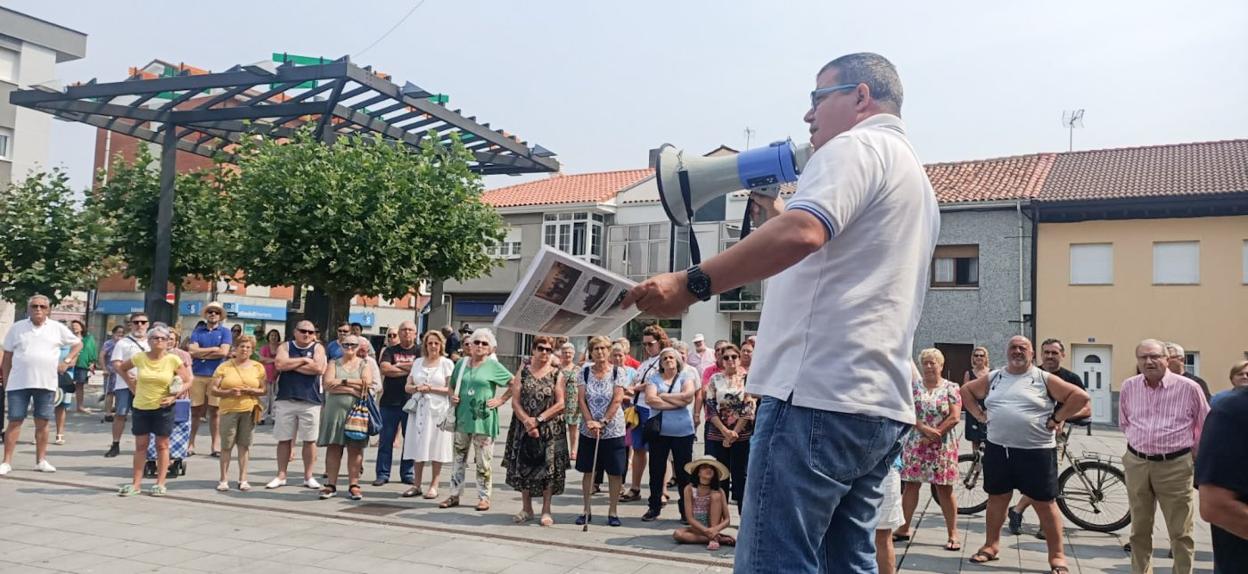 Los vecinos se fueron pasando el megáfono para exponer sus quejas en público y de forma colectiva. 