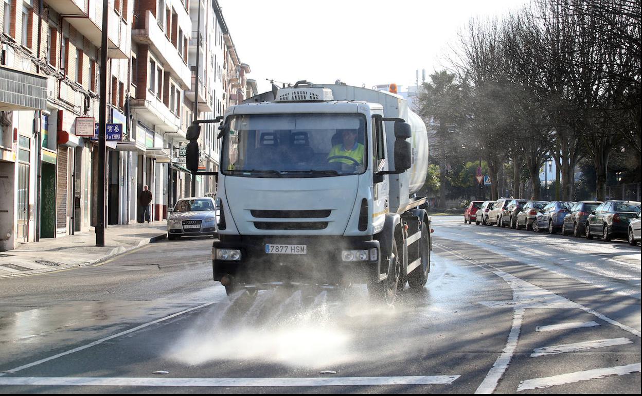 Baldeo en un episodio anterior de contaminación en Oviedo.